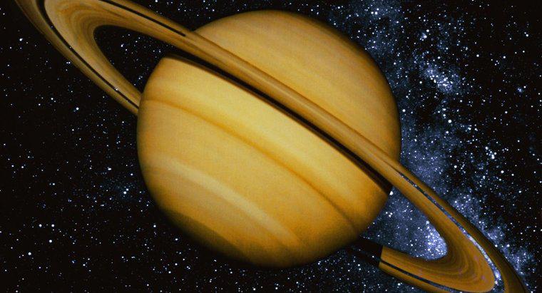 ¿Cuánto pesa Saturno?