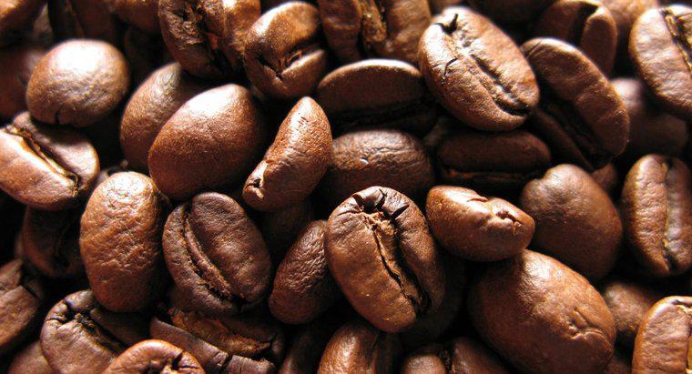 ¿Cuál es el significado de los tres granos de café servidos tradicionalmente con Sambuca?