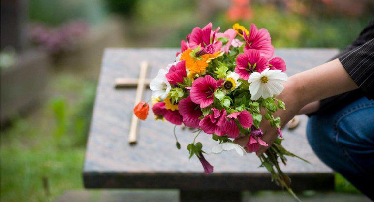 ¿Por qué la gente pone flores en las tumbas?