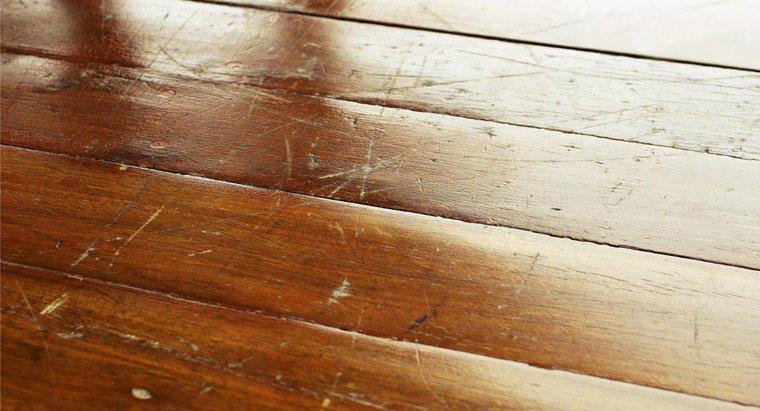 ¿Cómo eliminar los arañazos de los pisos de madera dura?