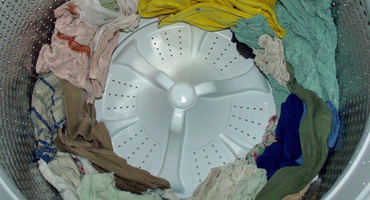 ¿Cómo se limpia uno el interior de una lavadora?