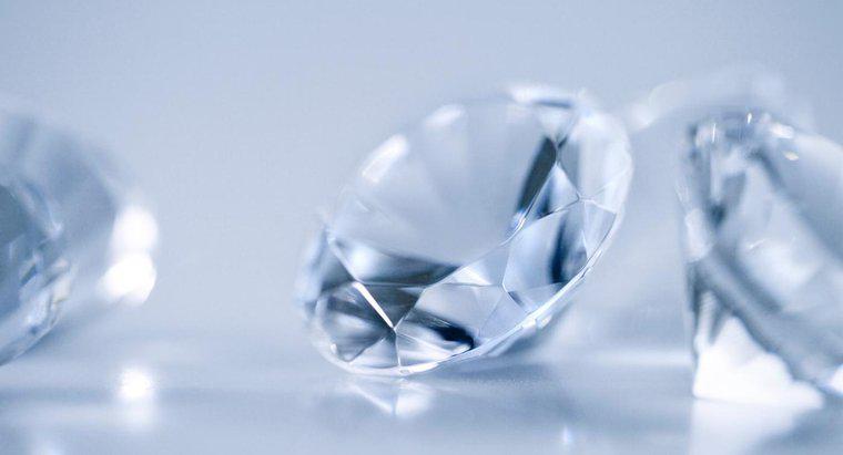 ¿Cuáles son algunos factores que influyen en el valor de un diamante?