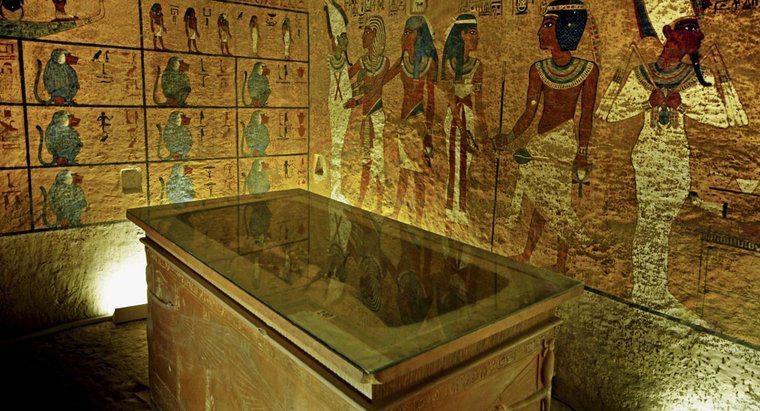 ¿Qué pusieron los egipcios en sus tumbas?