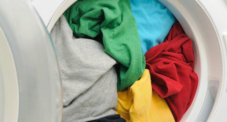 ¿Por qué la ropa se pega en la secadora?
