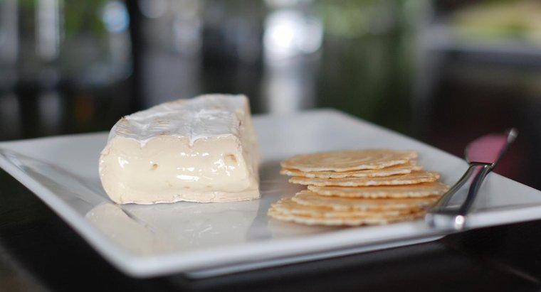 ¿Cuál es una buena manera de eliminar la cáscara del queso brie?