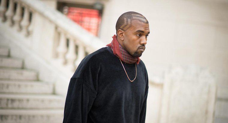 ¿Dónde vende Kanye West artículos de su línea de ropa?