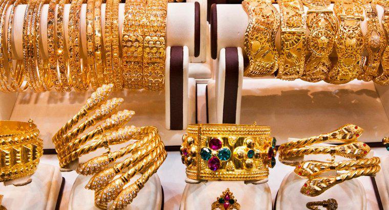 ¿Cuál es la diferencia entre la joyería con oro y la joyería con baño de oro?