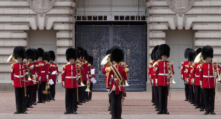 ¿Por qué los soldados británicos usan uniformes rojos?