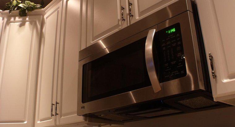 ¿Cuáles son las dimensiones habituales de un horno de microondas incorporado?
