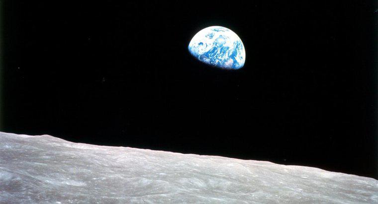¿Cuál es la diferencia entre la Tierra y la Luna?