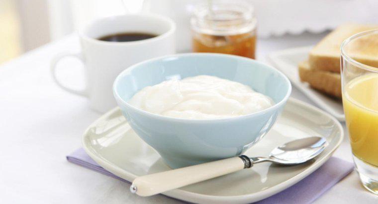 ¿Cuánto tiempo puede permanecer el yogur sin refrigerar?