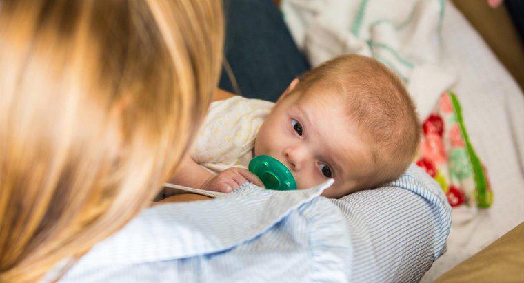 ¿Qué causa que un bebé tenga flema en la garganta?