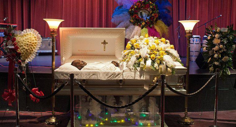 ¿Es apropiado dar dinero para un funeral?