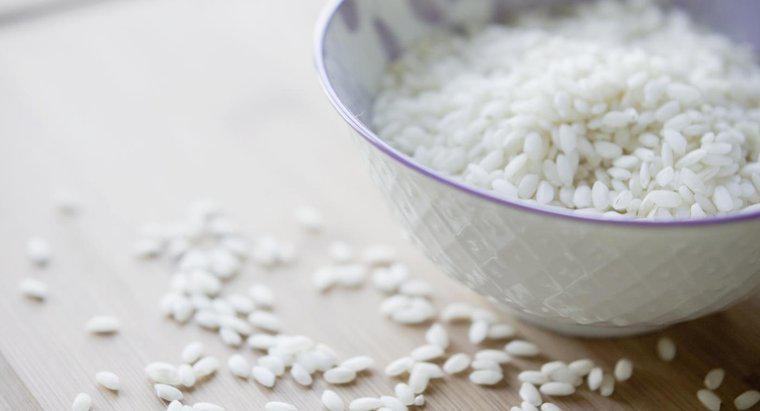 ¿Cuánto arroz hace una taza de arroz crudo?