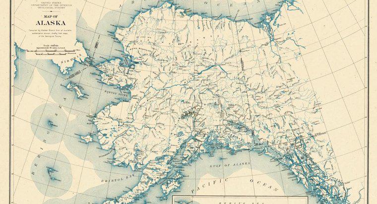 ¿Qué país se encuentra al este de Alaska?