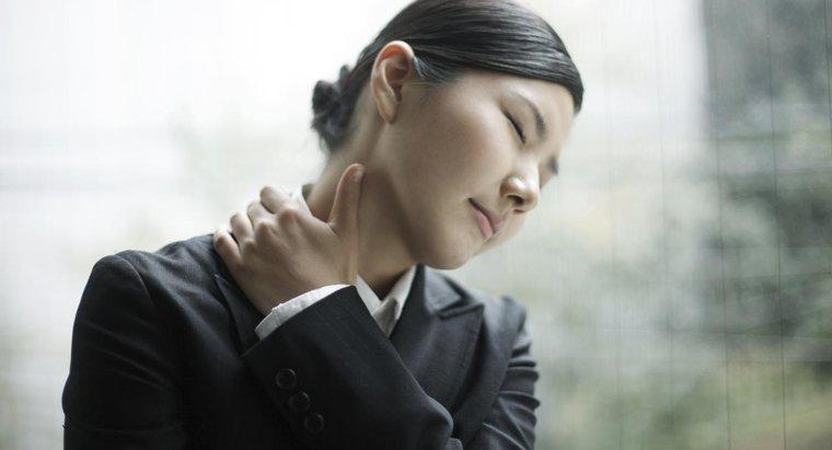 ¿Cuándo debe buscar ayuda profesional para el dolor de cuello rígido?