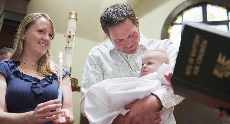 ¿Qué representa la prenda blanca en el bautismo?
