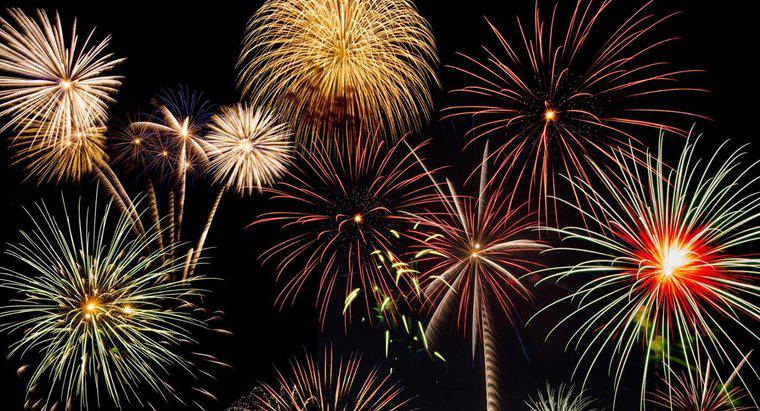 ¿Por qué se celebra el cuatro de julio con fuegos artificiales?
