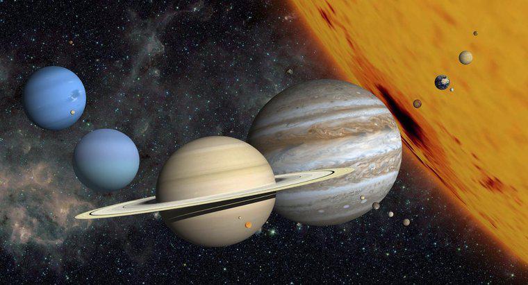 ¿Qué dos planetas son los únicos en el sistema solar que no tienen lunas?