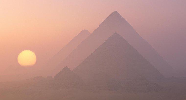 ¿Cuáles son los nombres de las tres pirámides en Giza?