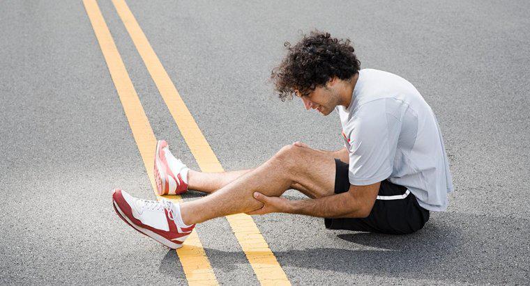 ¿Cómo diagnostica la causa del dolor y la hinchazón en las piernas?