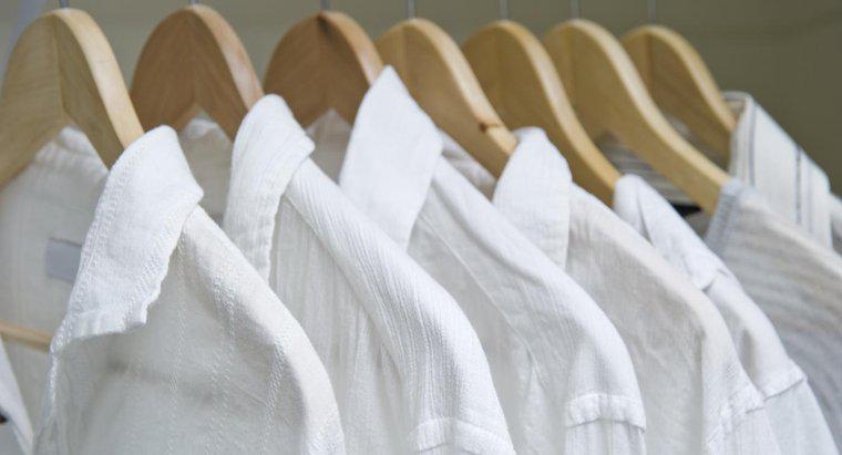 ¿Qué puedo usar para mantener las camisas de algodón blancas?