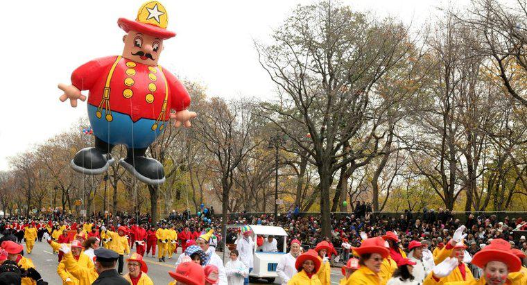 ¿Cuándo apareció el primer personaje de globo en el desfile del día de acción de gracias de Macy's?