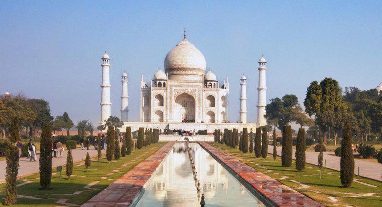 ¿Qué materiales se utilizaron para construir el Taj Mahal?