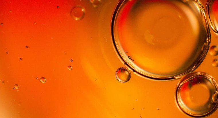 ¿Es el aceite menos denso que el agua?