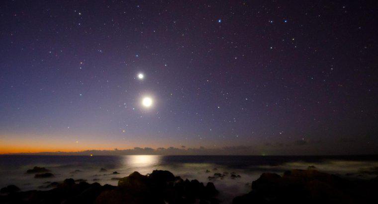 ¿Qué es la estrella brillante bajo la luna?