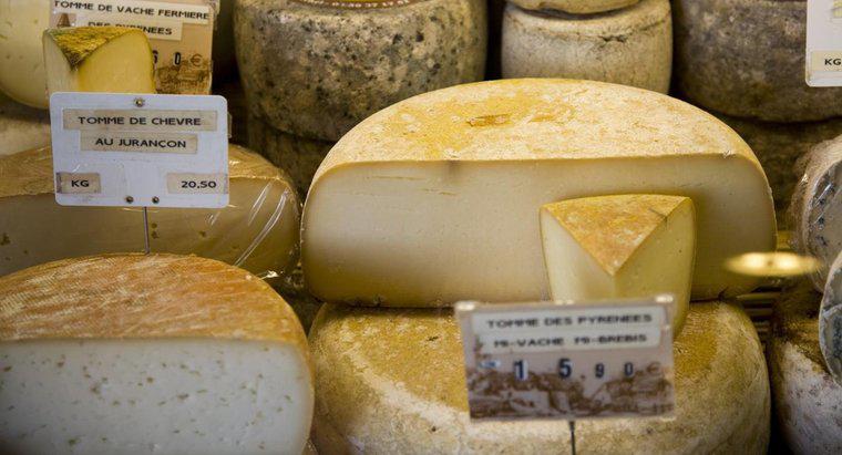 ¿Cuánto tiempo se puede dejar el queso sin refrigerar?