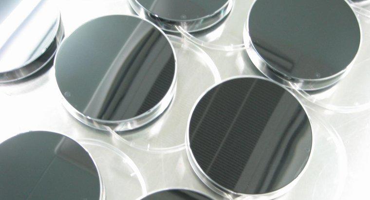 ¿Por qué se invierten las placas de Petri durante la incubación?