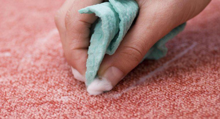 ¿Cómo sacar las manchas de naranja de soda de la alfombra?