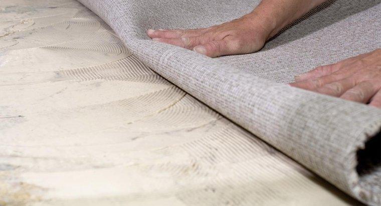 ¿Cuál es el proceso para reparar la alfombra con pegamento?