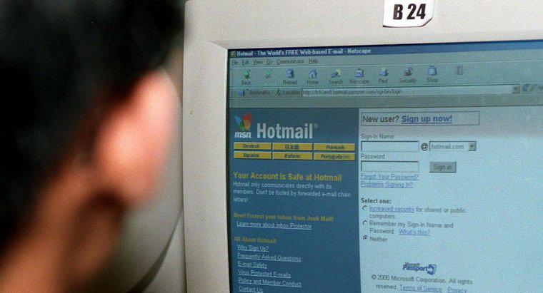 ¿En qué día de fiesta se presentó Hotmail?