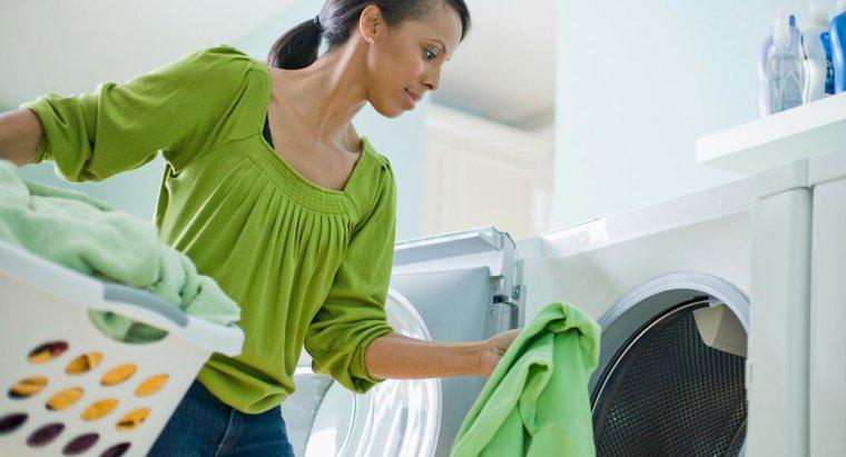 ¿Cómo se limpia una lavadora que deja residuos en la ropa?