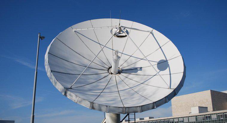 ¿Por qué las frecuencias de enlace ascendente y descendente son diferentes en las comunicaciones por satélite?