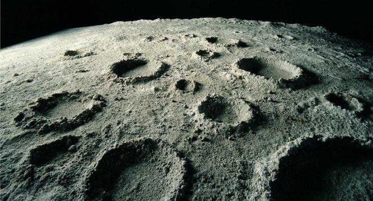 ¿Cómo los cráteres espaciales obtienen sus nombres?