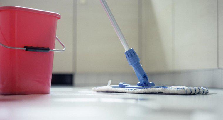 ¿Cuál es la forma más fácil de limpiar los pisos de vinilo?