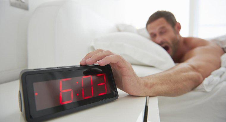 ¿Cómo reiniciar un reloj despertador digital?