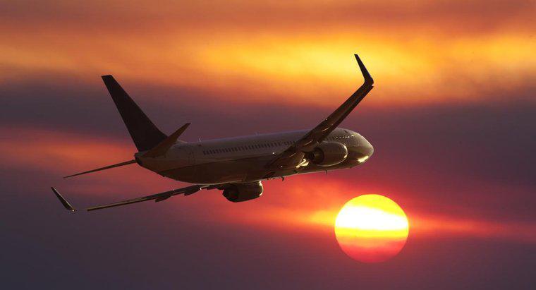 ¿Cuánto tiempo le tomaría a un avión de pasajeros volar alrededor del Sol?