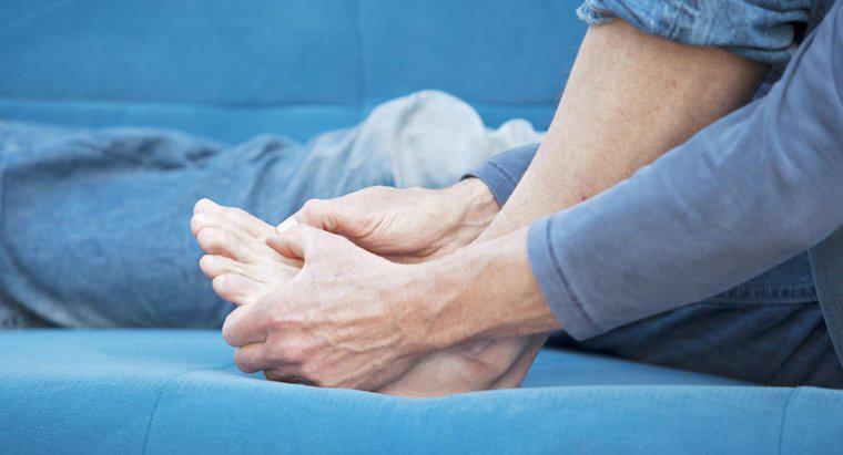 ¿Qué es un buen tratamiento en el hogar para los pies hinchados?