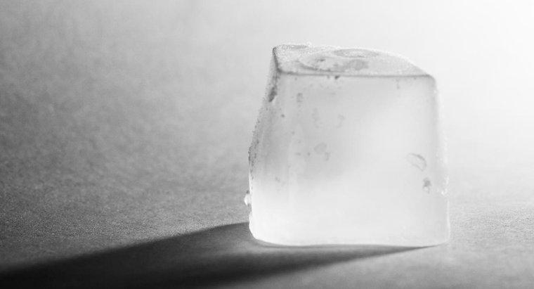 ¿Cuál es la mejor manera de evitar que un cubo de hielo se derrita?
