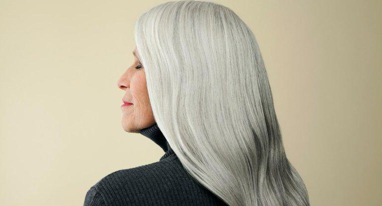 ¿Se puede revertir el cabello gris?