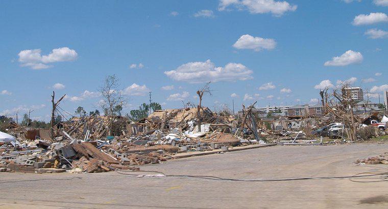 ¿Cuáles son algunos efectos económicos de los tornados?