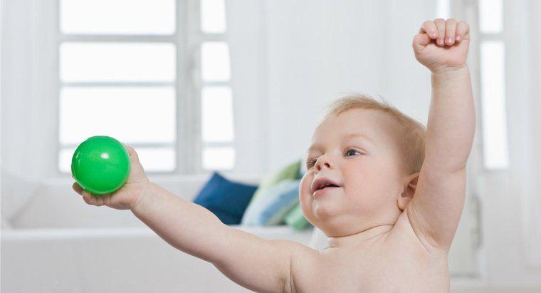 ¿Por qué a los bebés les gusta aletear los brazos?