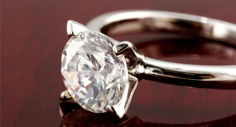 ¿Cómo puedo saber si mi anillo de diamante es real?
