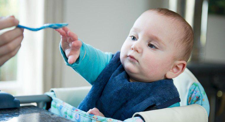 ¿Cómo saber cuándo comenzar a alimentar a un bebé de cereales?