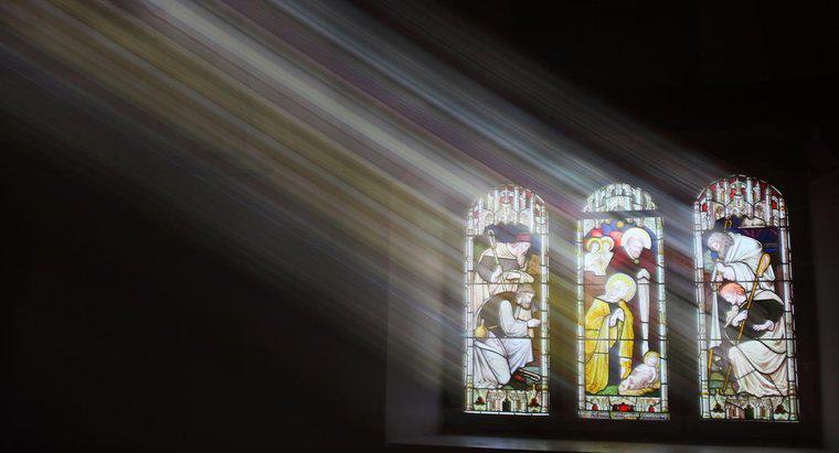 ¿Por qué muchas iglesias tienen vidrieras?