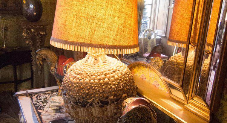 ¿Cómo se pueden identificar las lámparas de mesa antiguas?